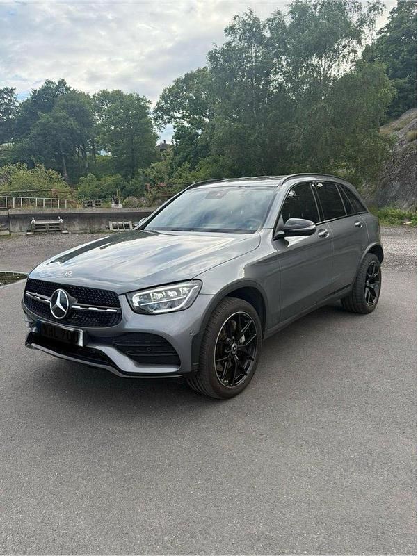 Grå Begagnad 2022 Mercedes GLC300e AMG line SUV | 475 000 kr (Marknadspris) - Bild 1/4