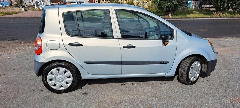 Ljusgrå (grå) Begagnad 2005 Renault Modus Minibuss | 20 300 kr - Bild 1/4