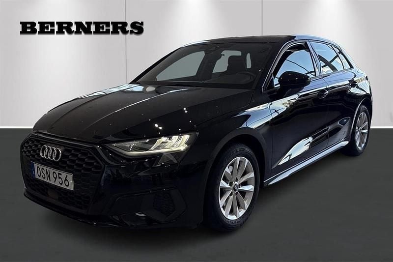 Svart Begagnad 2022 Audi A3 Sportback Proline Halvkombi | 229 900 kr (Marknadspris) - Bild 1/4