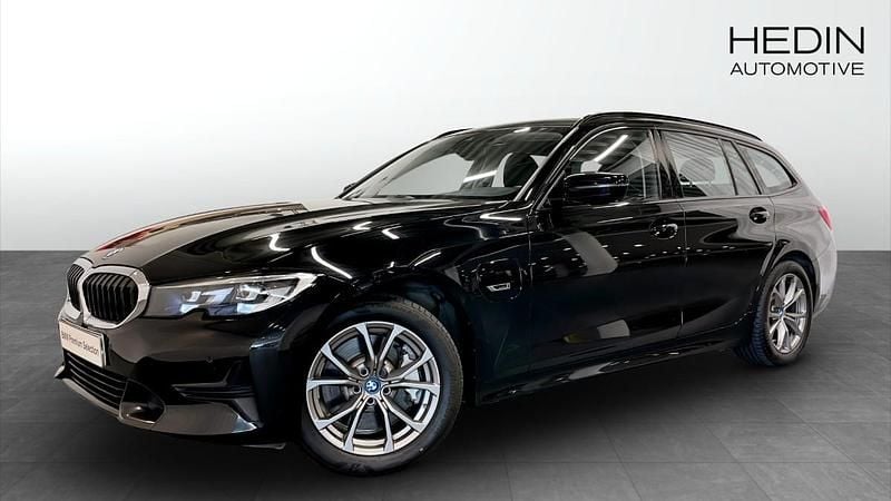 Svart (black) Begagnad 2022 BMW 330e Sport Line Kombi | 318 700 kr (Superpris) - Bild 1/4
