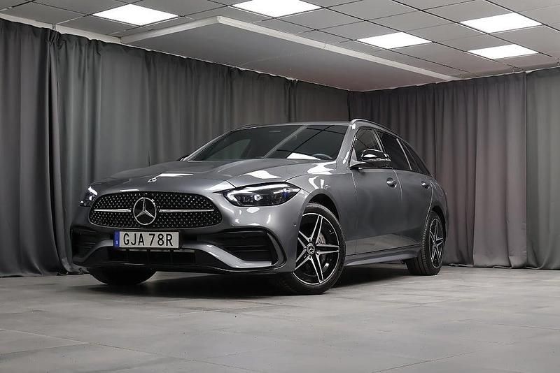 Grå Begagnad 2024 Mercedes C300e Premium Kombi | 529 000 kr (Marknadspris) - Bild 1/4