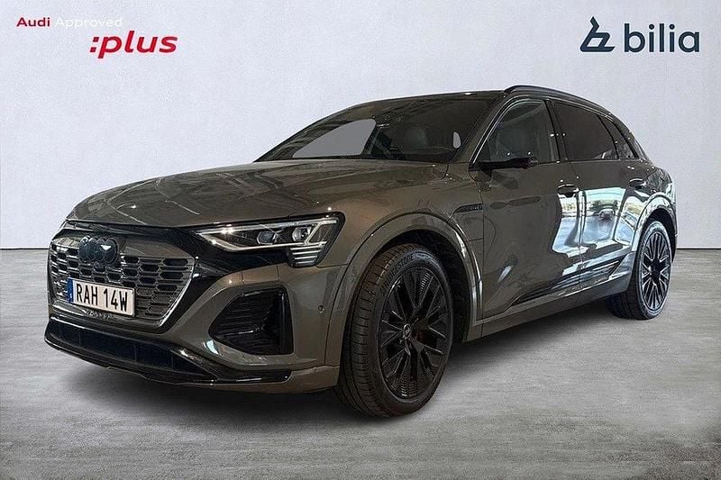 Grå Begagnad 2023 Audi Q8 e-tron S-Line SUV | 699 000 kr (Marknadspris) - Bild 1/4
