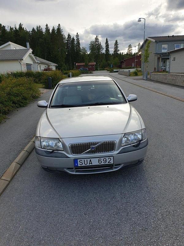 Grå Begagnad 2002 Volvo S80 Sedan | 5 000 kr (Superpris) - Bild 1/4