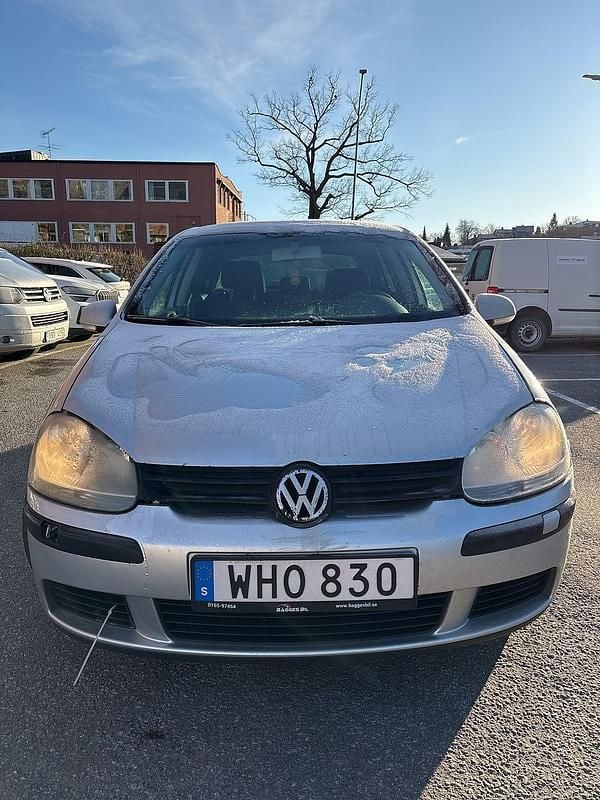 Begagnad VW Golf IV Trendline 156 HK (114 kW) 2004 Silver Halvkombi
