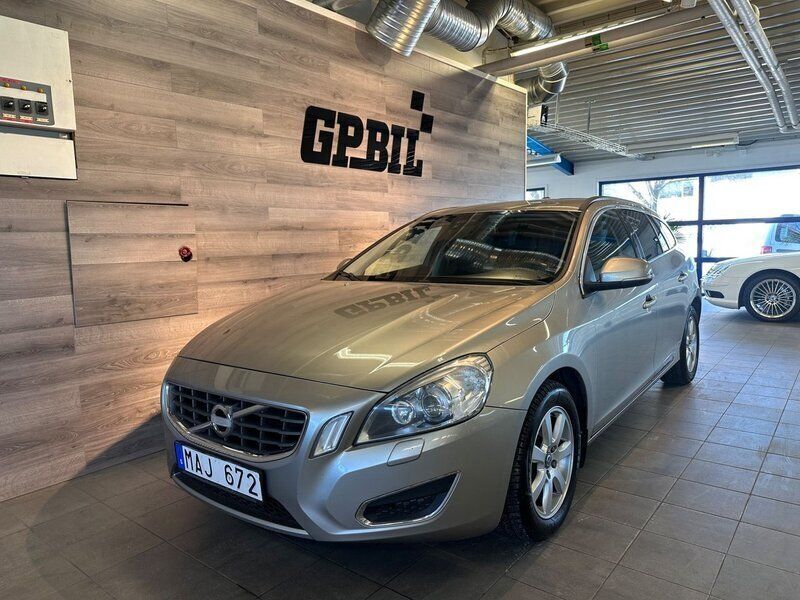 Ljusbrun Begagnad 2011 Volvo V60 Momentum Kombi | 89 000 kr (Marknadspris) - Bild 1/4
