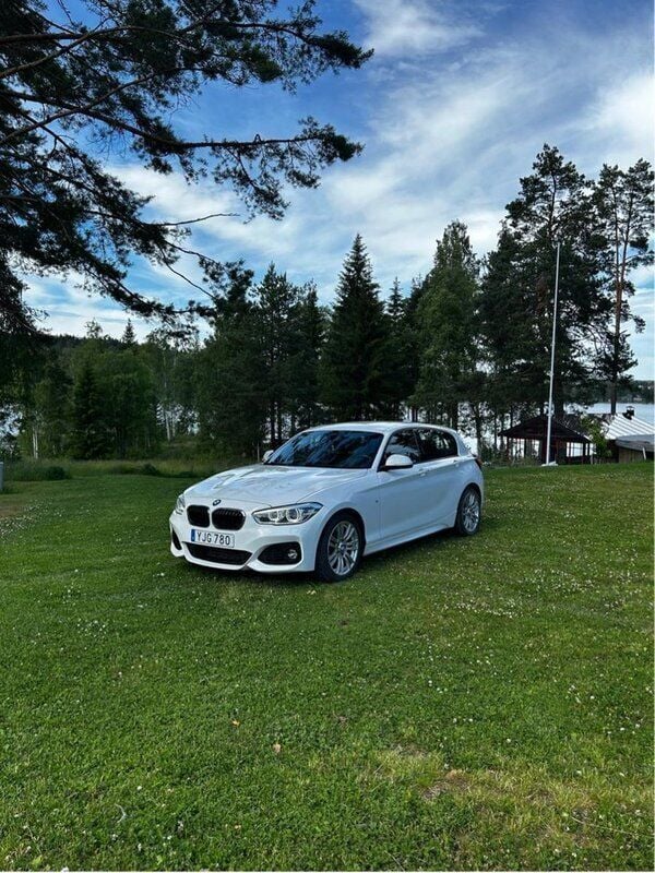 Vit Begagnad 2017 BMW 118 M Sport Halvkombi | 145 000 kr (Bra pris) - Bild 1/4