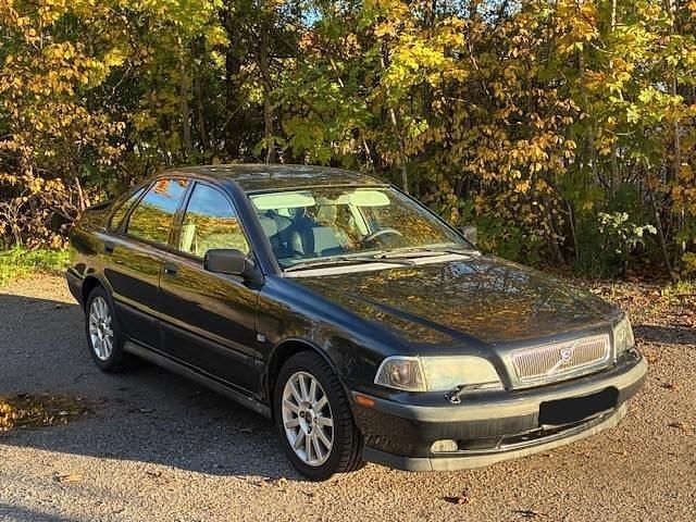 Svart Begagnad 2000 Volvo S40 Sedan | 28 000 kr - Bild 1/4