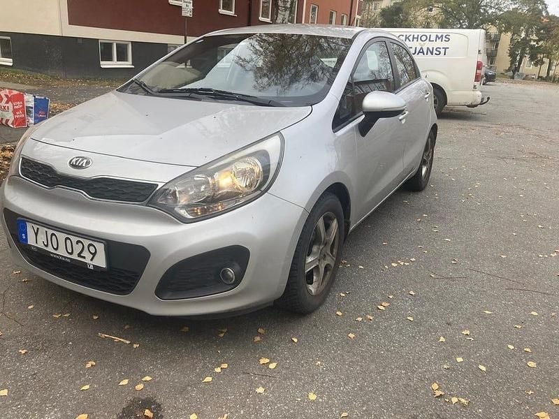 Metallic Begagnad 2013 Kia Rio Halvkombi | 49 000 kr (Superpris) - Bild 1/4