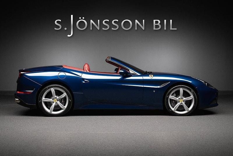 Mörkblå Begagnad 2016 Ferrari California Cab | 1 449 000 kr - Bild 1/4