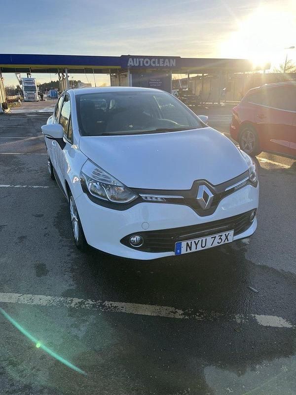 Vit Begagnad 2016 Renault Clio IV Halvkombi | 78 000 kr (Marknadspris) - Bild 1/4