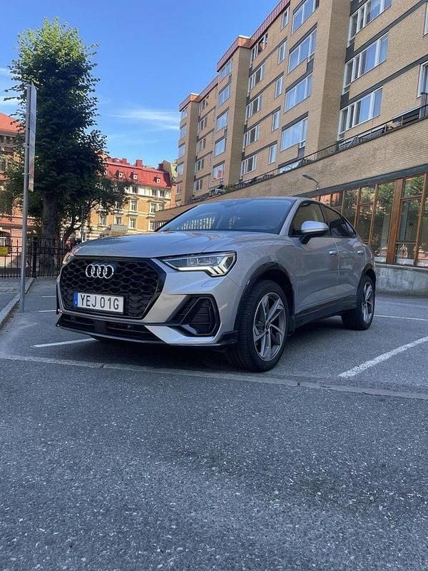 Silver Begagnad 2022 Audi Q3 Sportback Comfort SUV | 349 999 kr (Superpris) - Bild 1/4