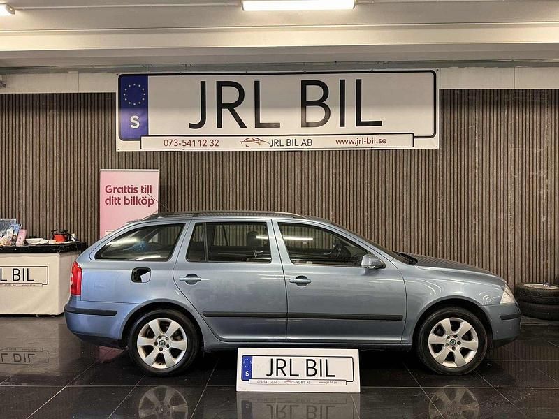 Ljusgrå (grå) Begagnad 2008 Skoda Octavia Kombi | 29 900 kr - Bild 1/4