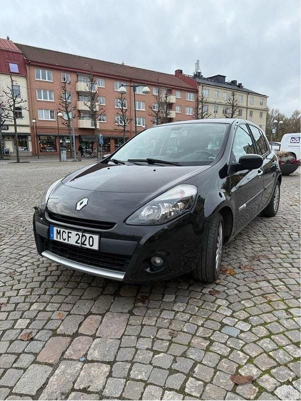 Svart Begagnad 2012 Renault Clio R.S. Halvkombi | 35 900 kr (Marknadspris) - Bild 1/4