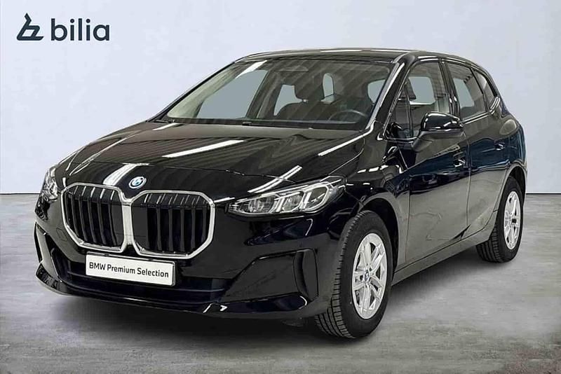 Svart Begagnad 2025 BMW 225 Active Tourer Minibuss | 369 900 kr (Marknadspris) - Bild 1/1
