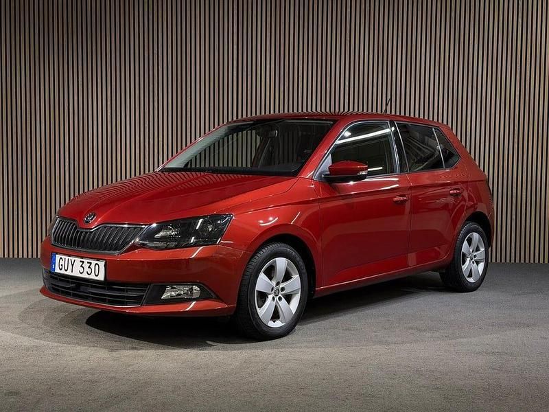 Röd Begagnad 2015 Skoda Fabia Halvkombi | 149 000 kr (Marknadspris) - Bild 1/4