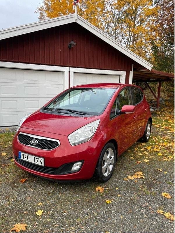 Röd Begagnad 2013 Kia Venga Comfort Halvkombi | 45 000 kr (Marknadspris) - Bild 1/4