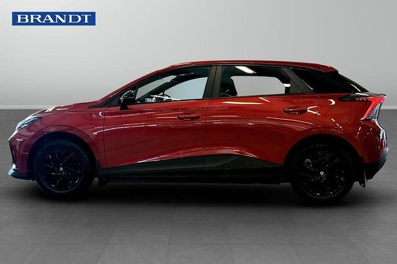 Begagnad MG MG4 EV 125 kW (171 HK) 2023 Röd Halvkombi