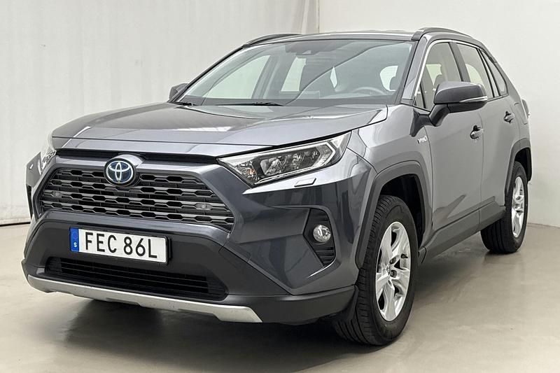 Mörkgrå Begagnad 2021 Toyota RAV4 SUV | 304 900 kr - Bild 1/4