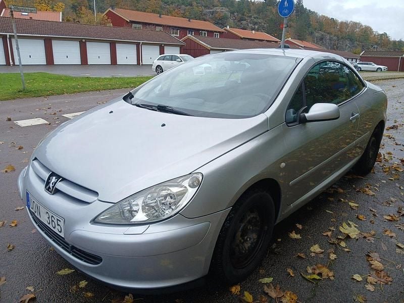 Grå Begagnad 2004 Peugeot 307 CC Cab | 27 000 kr (Bra pris) - Bild 1/4