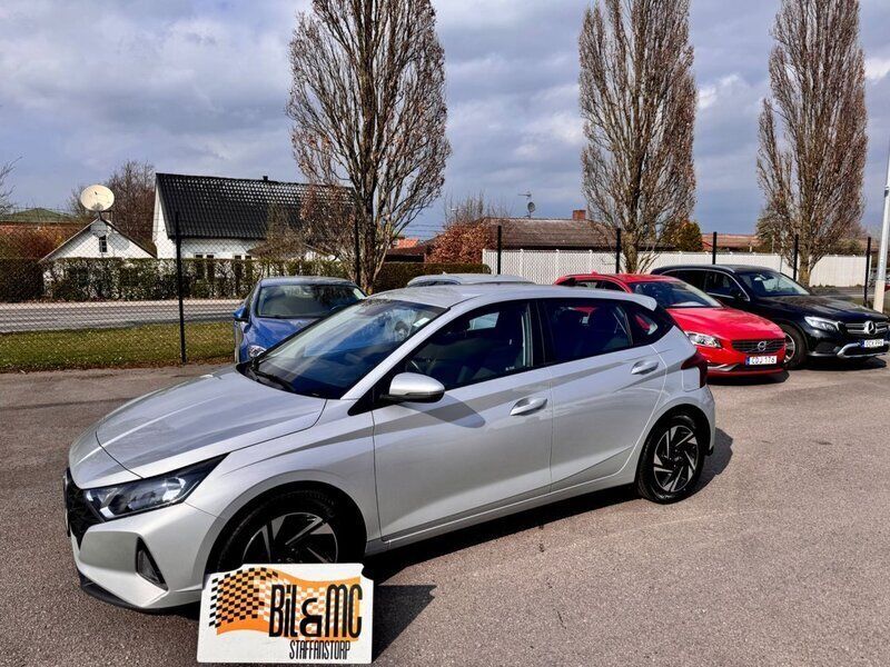 Grå Begagnad 2020 Hyundai i20 Essential Halvkombi | 138 800 kr (Marknadspris) - Bild 1/4