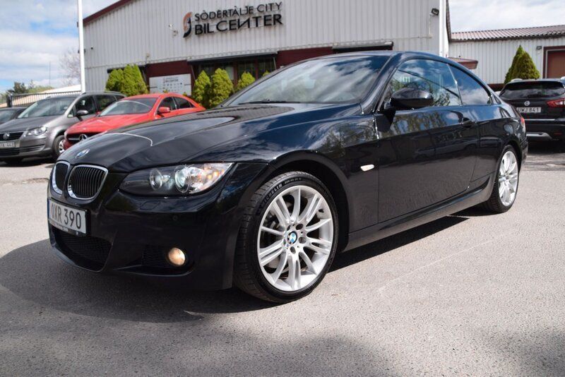 Svart Begagnad 2008 BMW 325 Comfort Edition Sportkupé | 189 900 kr - Bild 1/4