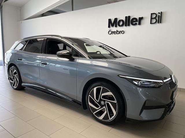 Ljusblå (stonewashed blue metallic) Begagnad 2025 VW ID.7 Pro Sedan | 639 900 kr - Bild 1/4