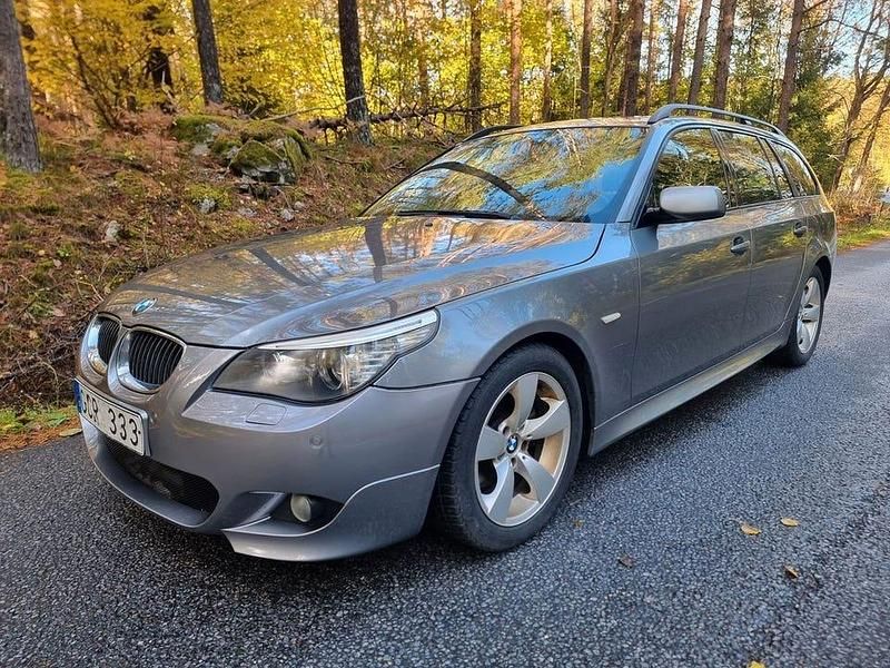 Grå Begagnad 2007 BMW 523 M Sport Kombi | 69 900 kr (Marknadspris) - Bild 1/4