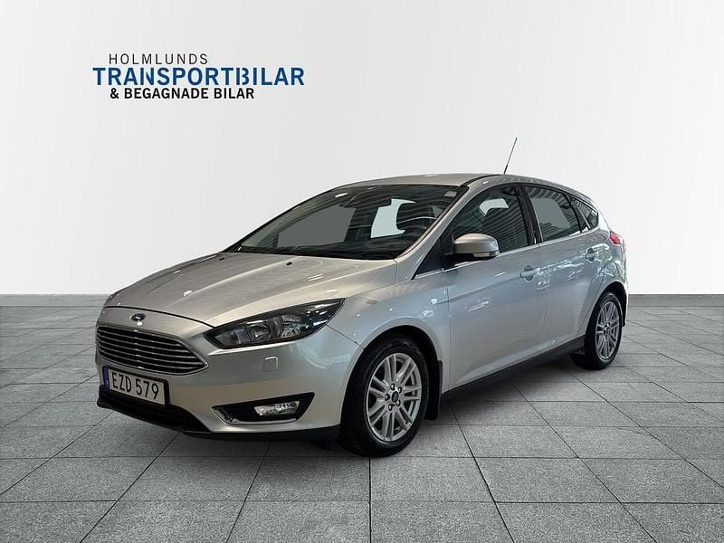 Grå Begagnad 2015 Ford Focus Titanium Halvkombi | 119 900 kr (Lite dyr) - Bild 1/4
