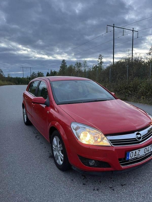 Röd Begagnad 2008 Opel Astra Cosmo Halvkombi | 33 000 kr (Marknadspris) - Bild 1/4