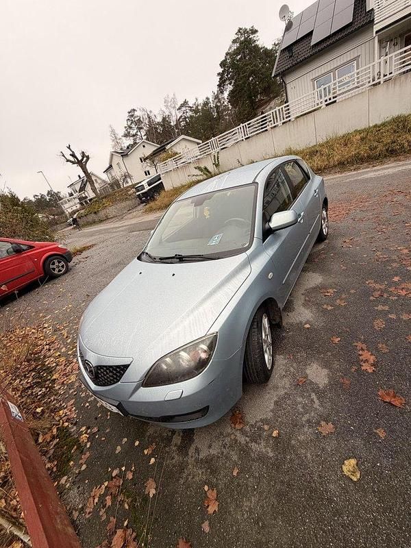 Blå Begagnad 2007 Mazda 3 Inclusive Halvkombi | 26 000 kr (Marknadspris) - Bild 1/4