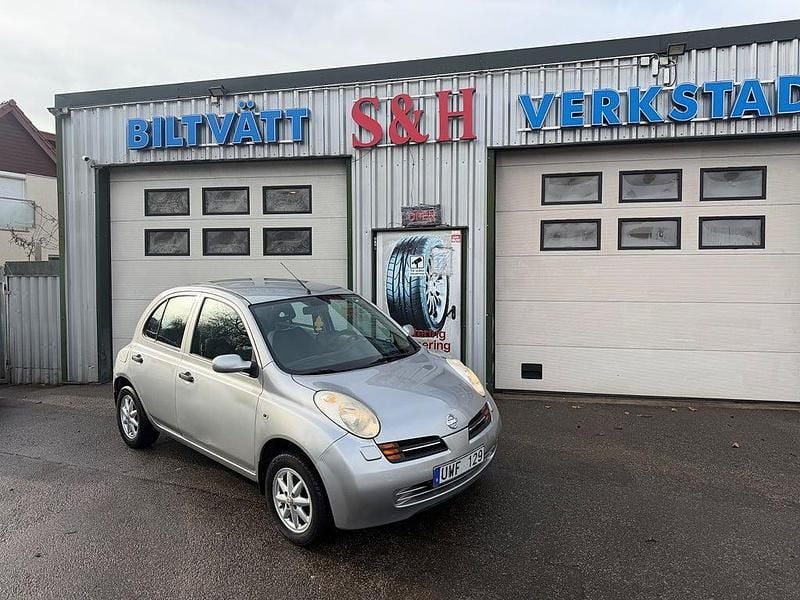 Begagnad Nissan Micra 65 HK (47 kW) 2004 Silver Halvkombi