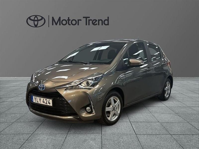 Grå Begagnad 2017 Toyota Yaris Hybrid Active Halvkombi | 139 900 kr (Marknadspris) - Bild 1/3
