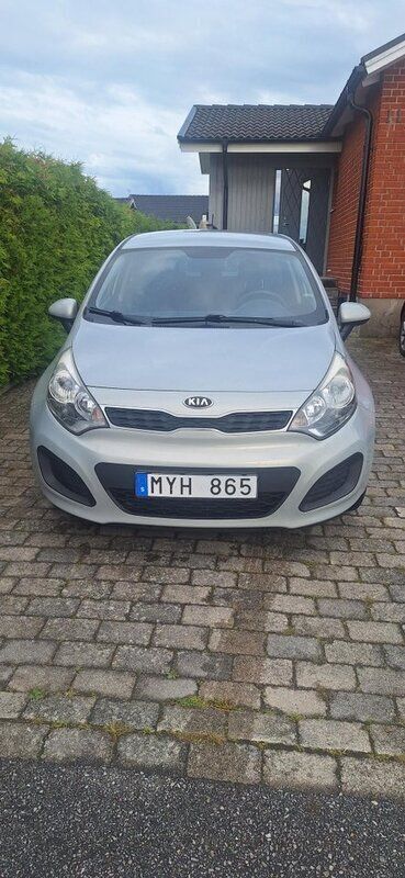 Brun Begagnad 2013 Kia Rio Halvkombi | 35 000 kr (Bra pris) - Bild 1/4
