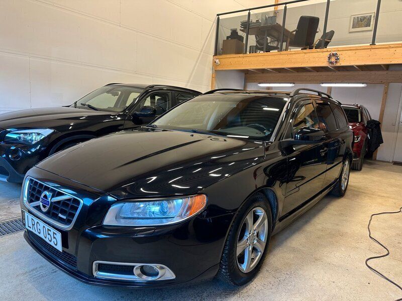 Svart Begagnad 2011 Volvo V70 R-Design Kombi | 90 000 kr (Marknadspris) - Bild 1/4