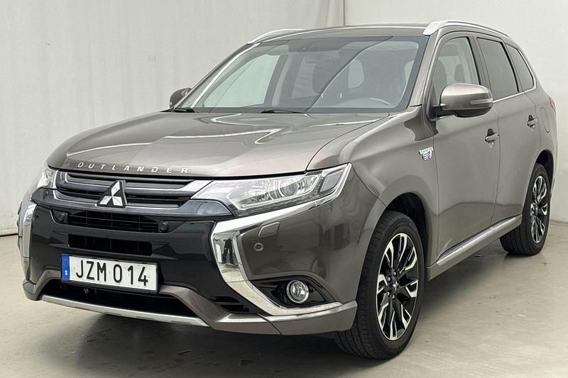 Brun Begagnad 2016 Mitsubishi Outlander SUV | 178 000 kr - Bild 1/4