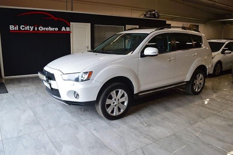 Vit Begagnad 2011 Mitsubishi Outlander SUV | 94 900 kr (Lite dyr) - Bild 1/4
