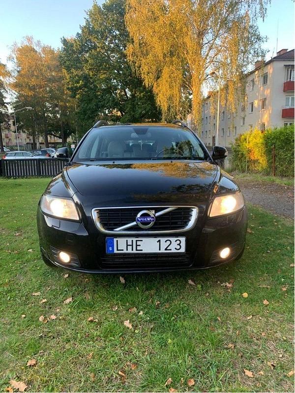 Svart Begagnad 2011 Volvo V50 Kombi | 30 000 kr - Bild 1/4