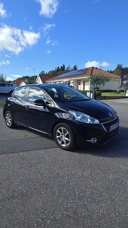 Blå Begagnad 2013 Peugeot 208 Halvkombi | 46 000 kr (Marknadspris) - Bild 1/4