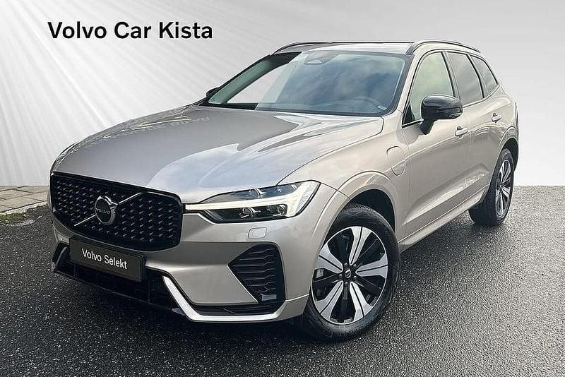 Ljusgrå Begagnad 2024 Volvo XC60 Plus SUV | 529 900 kr (Marknadspris) - Bild 1/3