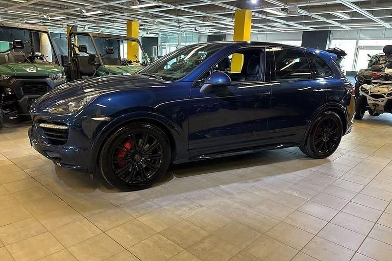 Mörkblå Begagnad 2013 Porsche Cayenne GTS SUV | 339 900 kr (Marknadspris) - Bild 1/4