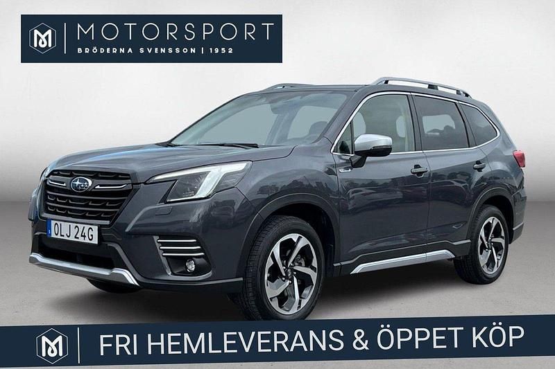 Grå (grå metallic) Begagnad 2024 Subaru Forester SUV | 389 900 kr (Marknadspris) - Bild 1/4