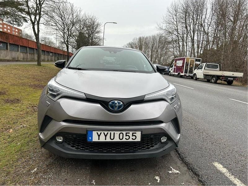 Grå Begagnad 2017 Toyota C-HR Style SUV | 185 000 kr (Marknadspris) - Bild 1/4