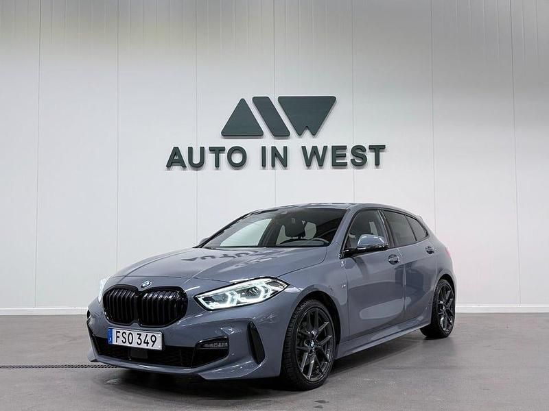 Grå Begagnad 2022 BMW 118 M Sport Halvkombi | 279 900 kr (Lite dyr) - Bild 1/4