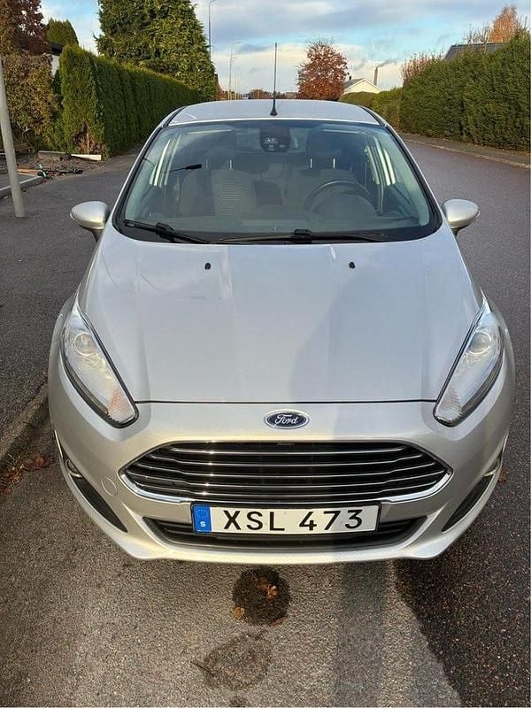 Grå Begagnad 2015 Ford Fiesta Halvkombi | 82 000 kr (Marknadspris) - Bild 1/4