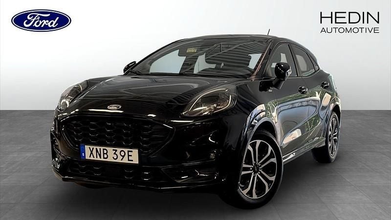 Svart (black) Begagnad 2022 Ford Puma ST-Line Halvkombi | 199 900 kr - Bild 1/4
