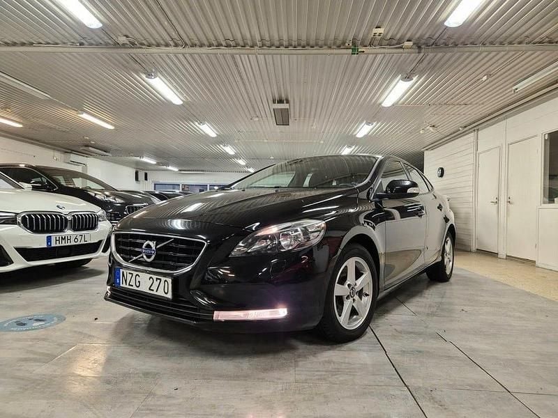 Svart Begagnad 2014 Volvo V40 Kinetic Halvkombi | 109 900 kr (Bra pris) - Bild 1/4