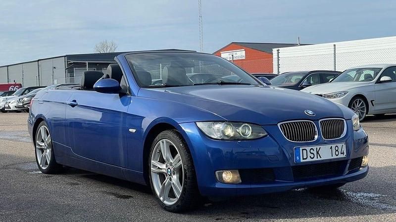 Begagnad BMW 325 218 HK (160 kW) 2007 Lemans blue Cab