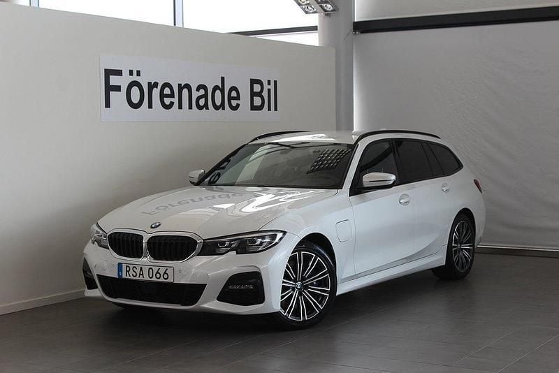 Vit (mineralvit metallic ) Begagnad 2020 BMW 330e M Sport Kombi | 349 000 kr (Marknadspris) - Bild 1/4
