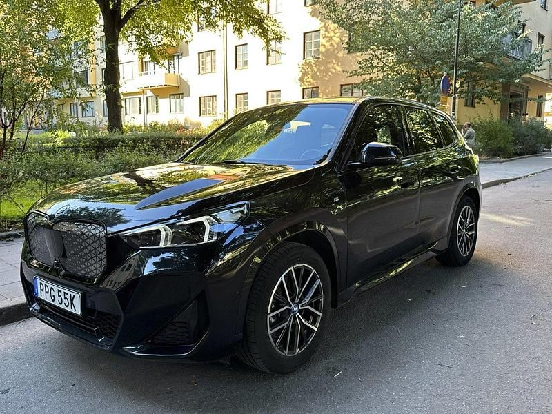 Svart Begagnad 2024 BMW iX1 M Sport SUV | 529 000 kr (Lite dyr) - Bild 1/4