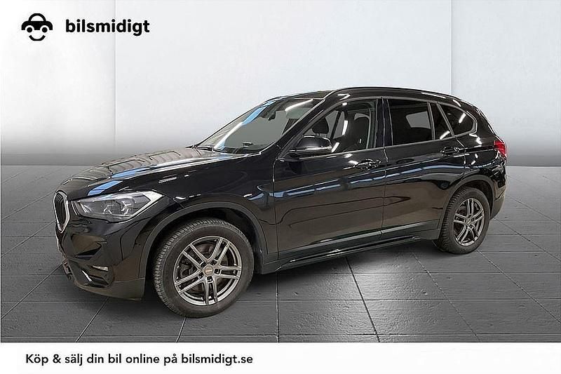 Svart Begagnad 2021 BMW X1 Sport Line SUV | 299 900 kr (Marknadspris) - Bild 1/3